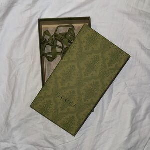 Gucci Gift Box w/ribbon 🌟